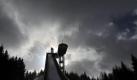 Über der Schanze in Klingenthal braute sich ein Sturm zusammen. Foto: Hendrik Schmidt Foto: dpa