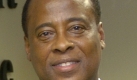 23. Juli: Die Polizei ermittelt wegen Verdachts auf fahrlässige Tötung.In den Ermittlungen wird der Arzt des Sängers, Conrad Murray, laut US-Medien jetzt offiziell als Verdächtiger geführt. Zuvor waren Unterlagen in dessen Praxis beschlagnahmt worden. 
 Foto: dpa