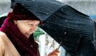 Eine Frau benutzt einen Regenschirm in Bukarest, um sich vor dem Schnee zu schützen. In Rumänien ist vielerorts es wegen Schneestürmen zu Verkehrsbehinderungen gekommen.  Foto: ap