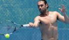 Oben ohne! Der Zyprer Marcos Baghdatis trainiert angesichts der hohen Temperaturen in Sydney ohne T-Shirt. Foto: Dean Lewins. Foto: dpa