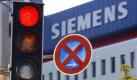 Ein geradezu vorbildliches Exemplar der Lichtzeichen/Unternehmenslogo-Fotografie: Ein Lichtzeichen und Verkehrszeichen 283 gehen eine unangestrengte Symbiose ein.
 Foto: dpa
