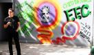 Jim Carrey verzierte gestern sein Art Studio in Manhattan mit einem Graffiti. Carrey ließ sich dabei gerne fotografieren, nahm das ganze aber mit Humor. Ein neuer Banksy wird er sicher nicht.  Foto: dapd