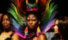 Ein Model wartet mit der Haardesignerin Stephanie Moye beim internationalen Fantasy Hair  Modeling-Wettkampf  im US-amerikanischen Bundesstaat New Hampshire auf ihren Auftritt. Foto: ap