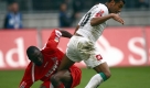 Kölns Ishiaku holt den Gladbacher Jaurès von den Beinen. Ein auf Rängen und Rasen brisantes und kämpferisches Derby endet torlos - wie sollte es anders sein. Foto: dpa