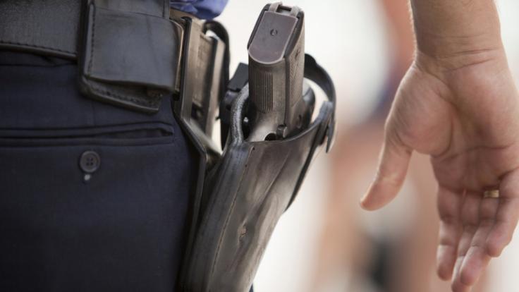 In Schleswig-Holstein erschießt die Polizei einen Obdachlosen. Warum ist vollkommen unklar. (Symbolbild)