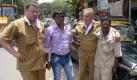Verkehrte Welt: Die deutschen Taxifahrer Christian (l.) und Fritz (2.v.r.) zusammen mit ihren indischen Kollegen. Sie müssen eine Woche lang Stau, Smog und Verkehrschaos der indischen Metropole Mumbai aushalten. Foto: Kabel Eins