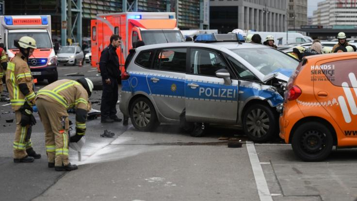 Ein Polizeiauto rammt einen PKW und tötet die Fahrerin. Der Beamte am Steuer soll alkoholisiert gewesen sein.