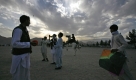 Mit Drachensteigen und Kunststücken auf dem Pferd feiern diese Jugendlichen in Kabul das Fest Eid al-Fitr. Foto: ap