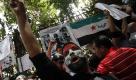 Syrian protesters chant angry slogans as they protest against the ongoing violence in Syria in front of the Syrian embassy in Cairo, Egypt, Tuesday, April 26, 2011.Gunfire reverberated Tuesday in the southern Syrian city of Daraa where the dead still lay unclaimed in the streets a day after a brutal government crackdown on the popular revolt against President Bashar Assad, residents said. (AP Photo/Khalil Hamra) Foto: dapd