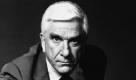 FILE - This 1988 file photo provided by Paramount, shows actor Leslie Nielsen as Lt. Frank Drebin in the movie The Naked Gun: From the Files of Police Squad! The Canadian-born Nielsen, who went from drama to inspired bumbling as a hapless doctor in Airplane! and the accident-prone detective Frank Drebin in The Naked Gun comedies, has died. He was 84. His agent John S. Kelly said the actor died Sunday, Nov. 28, 2010, at a hospital near his home in Florida where he was being treated for pneumonia. (AP Photo/Paramount, File) Foto: ap