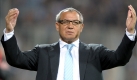Der Schalker Trainer schimpft sowohl bei Niederlagen als auch bei Siegen. Oft ist Felix Magath trotz Führung mit seinen Spielern nicht einverstanden, manchmal auch nicht mit den Entscheidungen des Schiedsrichters. Foto: dpa