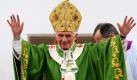 Papst Benedikt XVI. hat Freiburg - die letzter Station seiner Deutschlandtour - erreicht. Das Oberhaupt der Katholischen Kirche wurde während seiner Reise durch Deutschland von tausenden Menschen bejubelt. Foto: dpa