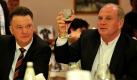 Uli Hoeneß platzt der Kragen. ImTV attackiert er van Gaal über die Maße, unterstellt ihm Beratungsresistenz. Ich bin sehr erstaunt, dass ein Präsident von einem Verein wie dem FC Bayern München in dieser schwierigen Phase mit neun verletzten Spielern das sagt in diesem Moment, entgegnet van Gaal entrüstet. Mit Humor nimmt's nur einer.Ich hab' gelacht, sagte Franz Beckenbauer zur Debatte, die mit dem Frieden von Cluj beigelegt werden soll. Foto: dpa