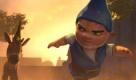 Es wird ganz schön brenzlig für den verliebten Gartenzwerg. Neben pfiffigen Dialogen und einem Schuss Romantik, geht es in Gnomeo und Julia auch mal sehr rasant zu. Der Film läuft ab dem 24. März in den deutschen Kinos. Foto: Walt Disney