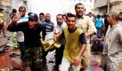 Irakische Männer tragen einen Verletzten in Bagdad zu einer Krankenstation. Bei einer Serie von Bombenattentaten wurden mindestens 54 Menschen getötet. Foto: ap