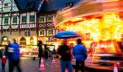 Auf dem Forchheimer Weihnachtsmarkt herrscht am Samstag (01.12.01) trotz starkem Regens ein grosser Besucherandrang. Die Fensterlaeden des Forchheimer Rathauses sind mit den Ziffern von 1 bis 24 beschriftet, vom ersten Dezember ab wird jeden Tag einer geoeffnet. So gilt das Rathaus als Deutschlands groesster Adventskalender.
 Foto: ddp