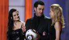 Zwei hübsche Frauen an der Hand: Auch Loddar Matthäus war zu Gast beiGottschalk. Hinter dem Rekordnationalspieler verbarg sich aber einmal mehr Comedian Matze Knop. Foto: ZDF/Tobias Hase