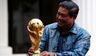 Der indonesische Präsident Susilo Bambang Yuhoyono schaut während einer Zeremonie in Jakarta auf den WM-Pokal 2010. Die begehrte Trophäe ist seit dem 21. September auf einer Weltreise durch 86 Länder und wird am 4. Mai im WM-Gastland Südafrika eintreffen. Foto: dpa