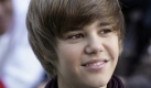 Etwa 3000 meist weibliche Fans des Popsängers Justin Bieber gerieten am Freitag aneinander: Sie drängelten derart, dass die Polizei den Auftritt des 15-Jährigen in einer Einkaufspassage kurzerhand absagte. Foto: ap