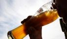 Ein Mann trinkt  bei strahlendem Sonnenschein in einem Straßencafé auf dem Schlossplatz in Stuttgart ein Weizenbier. Für den Nachmittag werden im Südwesten Deutschlands frühlingshafte Temperaturen erwartet. Foto: ap