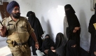 Verschleierte Frauen warten in einem Wahllokal im indischen Varanasi darauf, ihre Stimmen abgeben zu knnen. Foto: dpa