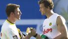 In unseren Breiten sind aber auch häufig Mogelpackungen anzutreffen. Keeper Jens Lehmann trug schon zu Dortmunder Zeiten häufig Unterhemden, mit denen er auch noch Werbung machte. Foto: dpa