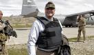 Bundesentwicklungshilfeminister Dirk Niebel landet am Freitag ( 02.04.2010) auf dem militärischen Teil des Flughafens in Faizabad. Niebel ist zu seinem ersten offiziellen Besuch als Entwicklungshilfeminister nach Afghanistan gereist, um sich vor Ort ein Bild von den zahlreichen Projekten des deutschen zivilen Wiederaufbaus zu machen. Photo: Marcel Mettelsiefen dpa/lbn +++(c) dpa - Bildfunk+++ Foto: dpa