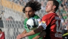 Magerkost am Sonntag. Werder Bremen prallt an Hannovers Abwehrbollwerk ab. Claudio Pizarro und Hanno Balitsch (r.) im Zweikampf. Foto: dpa
