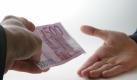 Vorschläge, wie dieses Grundeinkommen aussehen könnte, gibt es inzwischen einige:Vom Sozialhilfesatz bis hin zu einem Betrag von 1500 Euro, den Götz Werner fordert. Wem das ausreicht, der muss auch nicht mehr arbeiten gehen. Aber wer Millionen verdienen will wie Deutschlands Top-Manager, der kann sich auch weiterhin hocharbeiten. Foto: dpa