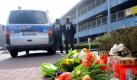 Blumen und Kerzen erinnern vor dem Tatort an die ermordete Elfjährige. Foto: Ingo Wagner Foto: dpa