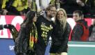 Jürgen Klopp hatte gleich zwei Damen im Arm: Seine eigene Frau Ulla (rechts) und Michael Zorcs Gattin Jola. Foto: dapd