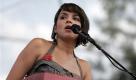 Norah Jones performs at the Bonnaroo Music and Arts Festival in Manchester, Tenn. Saturday, June 12, 2010. (AP Photo/Jeff Christensen) Foto: ap