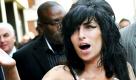 Die britische Sängerin Amy Winehouse gibt dieser Tage das Geld mit vollen Händen aus. Erst überraschte sie ihre Freunde und Familie mit exquisiten Schokoladeneiern für umgerechnet 1350 Euro zu Ostern, nun legte sie sich jede Menge Platten zu. Wie der Daily Star auf seiner Website meldet, will Winehouse ihre Jukebox mit den neuen Songs bestücken. Einige ihrer Nachbarn haben sich angeblich beschwert, dass sie immer und immer wieder dieselbe Musik aufgelegt hat. Foto: dpa