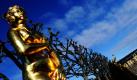 Eine goldenen Statue leuchtet im Gartentheater im Großen Garten der Herrenhäuser Gärten in Hannover. Am Wochenende soll es in Hannover wieder bei Temperaturen von minus einem Grad schneien. Foto: dpa