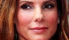Sandra Bullock sorgte kürzlich für eine Überraschung, als sie bei einem Benefizkonzert für die Flutopfer von Nashville im Bundesstaat Tennessee auftrat. Die US-amerikanische Schauspielerin wurde euphorisch begrüßt, als sie überraschend die Bühne betrat und ein Ständchen auf der Gitarre gab. Nach wenigen Akkorden entschuldigte sie sich allerdings für ihre miserablen Spielkünste und kündigte stattdessen den Auftritt von Faith Hill an. Foto: ddp