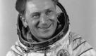 Cosmonaut Sigmund Jähn 1978Schon im ersten Jahrzehnt seit Sputnik 1 befassten sich viele Einrichtungen der DDR mit der Nutzung der Raumfahrt - vor allem in Geowissenschaften, Astronomie und Anwendungen der neuen Techniken auf einzelnen Fachgebieten:

    * Empfang und Analyse der Messsignale von Satelliten der USA und der UdSSR
    * Anwendungen in Ionosphärenphysik und Meteorologie
    * Satellitengeodäsie und Bahnbestimmung mit optischen Richtungsmessungen
    * Entwicklung von Empfängern im Ionosphären-Observatorium Kühlungsborn und im Heinrich Hertz-Institut für Schwingungsforschung in Neustrelitz
    * Wettersatelliten-Stationen WES (Kühlungsborn und Berlin-Adlershof)
    * Entwicklung der SBG-Satellitenkamera durch den VEB Carl Zeiss Jena, die auch an Geodäten anderer Staaten exportiert wurde
    * Auch am Programm Vertikal war man z.B. mit Lyman-Alpha-Photometer beteiligt. Diese flogen auch auf Interkosmos 2 und 4. Foto: Wikipedia/Bundesarchiv