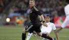 Ghana's Kevin-Prince Boateng, right, and Germany's Bastian Schweinsteiger challenge for the ball during the World Cup group D soccer match between Ghana and Germany at Soccer City in Johannesburg, South Africa, Wednesday, June 23, 2010. (AP Photo/Gero Breloer) Foto: ap