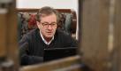 Der Sprecher der Tagesschau im Ersten Deutschen Fernsehen, Jan Hofer, liest in der ehemaligen Gefängniszelle von Karl May (1842-1912) in Mittweida von einem Laptop aus dem mehrteiligen Roman Winnetou. In 55 Tagen wollen Karl-May-Fans im sächsischen Mittweida das komplette Werk des Abenteuerschriftstellers lesen. Fuer den Weltrekordversuch haben sich bereits tausende Freiwillige gemeldet. Foto: ddp