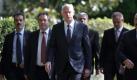 Griechenlands Ministerpräsident Papandreou (Mitte) vor dem Sitz des Präsidenten. Er macht den Weg für eine Übergangsregierung frei. Foto: dpa