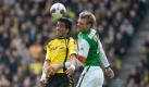 Derweil trennten sich Borussia Dortmund und Werder Bremem im Duell um einen Europapokalplatz 2:1. Dortmund, hier mit Lucas Barrios gegen Per Mertesacker, steht mit vier Punkten Vorsprung auf Verfolger Werder auf dem vierten Tabellenplatz. Winkt da etwa die Champions League? Foto: dpa