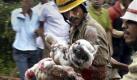 Indian firefighters carry a child, reportedly a survivor, out of the debris of an Air India plane that crashed in Mangalore, in the southern Indian state of Karnataka, Saturday, May 22, 2010. The plane arriving from Dubai crashed Saturday morning after it overshot a runway while trying to land in southern India, and officials feared as many as 160 people on board were killed. (AP Photo) ** INDIA OUT ** Foto: ap