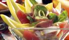 Salate sind im Frühjahr in fast jeder Form und Gelegenheit gut, denn sie stärken die Nerven und wirken gegen Nervosität und Schlafstörungen. Allerdings sollte man beim Dressing die Finger von Mayonaise und Sahne lassen. Foto: ddp