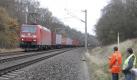 Brandenburg/ Mitarbeiter der Deutschen Bahn stehen am Samstag (26.11.11) an der Bahnstrecke Hamburg-Berlin in der Naehe von Streesow in der Gemeinde Karstaedt neben einem nach einem Brandanschlag geoeffneten Kabalkanal fuer Signalkabel, waehrend ein Gueterzug langsam vorbeifaehrt. Auf die Bahnstrecke zwischen Berlin und Hamburg ist am Samstagmorgen von unbekannten Taetern ein Brandanschlag veruebt worden. An der Schnellfahrstrecke bei Karstaedt in der Prignitz in Brandenburg sei am Morgen Brandstiftung an einem Kabelkanal entdeckt worden, wie Bundes- und Landespolizei am Samstag mitteilten. Eine politische Motivation des Anschlags moeglicherweise auch im Zusammenhang mit dem Castor-Transport nach Niedersachsen werde nicht ausgeschlossen, sagte ein Polizeisprecher in Potsdam. (zu dapd-Text) Foto: Marius Roeer/dapd Foto: dapd