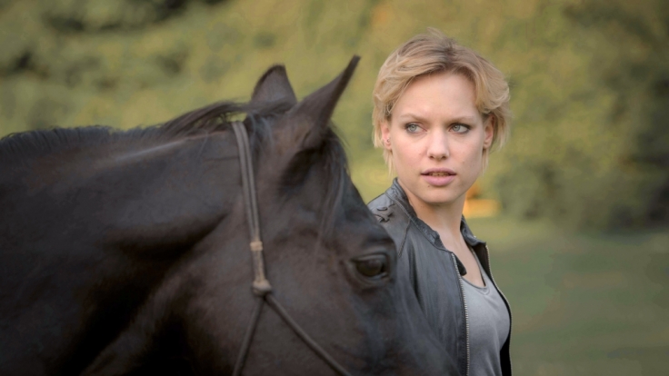 Alexandra Winkler (Julia Franz Richter) ist plötzlich Alleinerbin eines Trakehner-Gestüts.