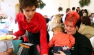 Rund 150 Männer, Frauen und Kinder kamen am Eröffnungstag in die Evangelische Stadtmission, um in angenehmer Atmosphäre ein Mittagessen in drei Gängen für 50 Cent einzunehmen. Bis zum 29. Januar sponsoren Erfurter Bürger, Firmen und Kirchen die Weihnachtsaktion, helfen ehrenamtlich beimEssen kochen oder Servieren.


 Foto: dpa