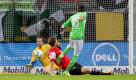 Fussball, 1. Bundesliga, Saison 2011/2012, 15. Spieltag, VfL Wolfsburg - 1. FSV Mainz 05, Samstag (03.12.11), Volkswagen Arena, Wolfsburg: Wolfsburgs Mario Mandzukic (v.r.) erzielt gegen die Mainzer Jan Kirchhoff und Torwart Christian Wetklo Wolfsburgs Treffer zum 1:0. +++ Achtung Bildredaktionen: Die Verwendung der Bilder fuer die gedruckten Ausgaben der Zeitungen und andere Print-Medien ist ohne Einschraenkungen moeglich. Die DFL erlaubt ausserdem die Publikation und Weiterverwertung von maximal sechs Bildern pro Spiel im Internet. Eine Weiterverwertung im IPTV Mobilfunk und durch sonstige neue Technologien ist erst 2 Stunden nach Spielende der jeweiligen Wettbewerbsspiele der Bundesliga und 2. Bundesliga erlaubt!
Foto: Ronny Hartmann/dapd Foto: dapd