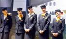 Stewardessen lauschen am Montag (16.06.2008) auf dem Flughafen von Frankfurt am Main in der neuen Wartungshalle für den Airbus A380 dem Vorstandsvorsitzenden der Lufthansa, Mayrhuber, der am 'Lufthansa Qualitätstag' zu Medienvertretern spricht. Dabei stellt das Unternehmen der Presse in Workshops, Vorträgen und Praxisbeispielen das Unternehmensangebot vor. Foto: dpa