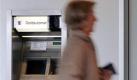 ARCHIV - Eine Frau laeuft am 21. Feb. 2006 an Geldautomaten einer Sparkasse in Gelsenkirchen vorbei. Das Bundeskartellamt ermittelt gegen mehr als 280 Kreditinstitute. Geprueft wird, ob die Banken bei Bargeldabhebung an fremden Geldautomaten ueberhoehte Gebuehren von den Kunden oder anderen Banken verlangen, wie die Zeitung 'Euro am Sonntag' vorab berichtete. (AP Photo/Martin Meissner) Foto: ap