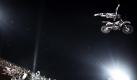 Dubai, Vereinigte Arabische Emirate. Der norwegische Motorrad-Artist Andre Villa beeindruckt bei der Red Bull X-Fighters World Tour in Dubai mit seinen Flugkünsten. Foto: dpa