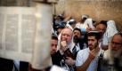 Ultra-Orthodox Jews look at a Torah scroll before reciting the Birkat Cohanim or Priestly Blessing at the Western Wall in Jerusalem, Israel, on 26 September 2010. The Cohenim are believed to be direct descendants of the priests at the ancient Temples. Tens of thousands of Jews flocked to the Western Wall, Judaism's holiest site, to take part in Succot prayers. EPA/OLIVER WEIKEN +++(c) dpa - Bildfunk+++  Foto: dpa